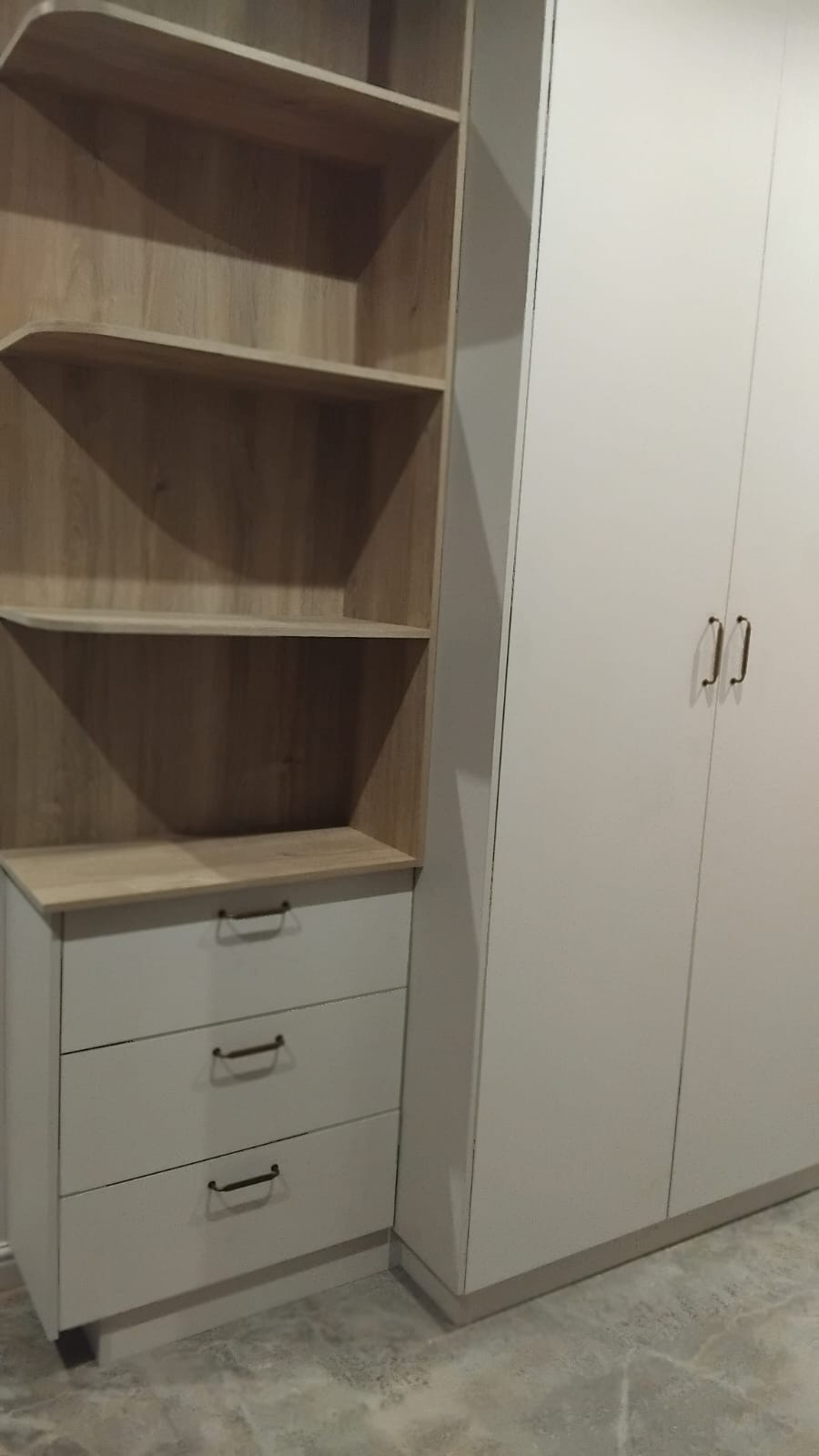 Supplied project: fitted cupboards and wood-look shelving